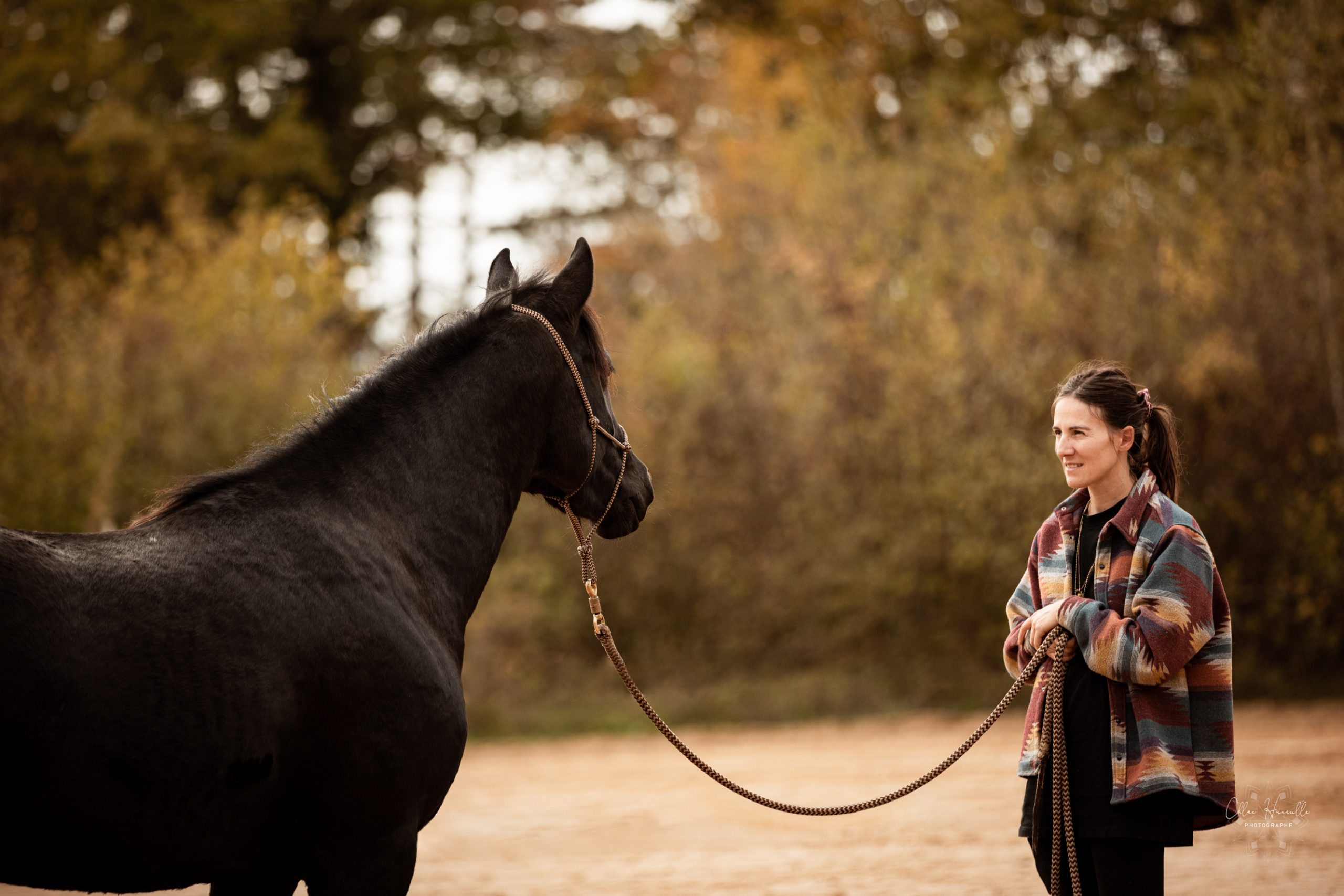 Fanny Genovese d'Equusways avec un cheval, spécialiste du comportement équin et de l'éthologie